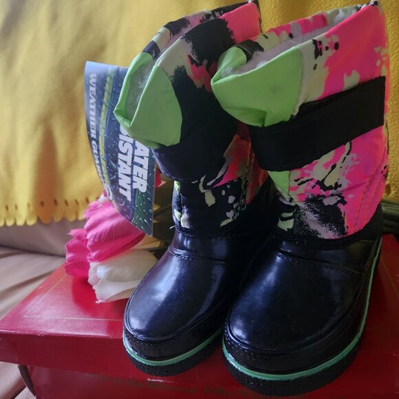 S31 New Kid's warm, furry lined boots - Fun, flashy Neon green & pink. Velcro - Picture 2 of 5